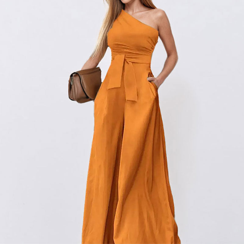 Kvindernes elegante one-shoulder jumpsuit med taljebælte og brede ben Stilla