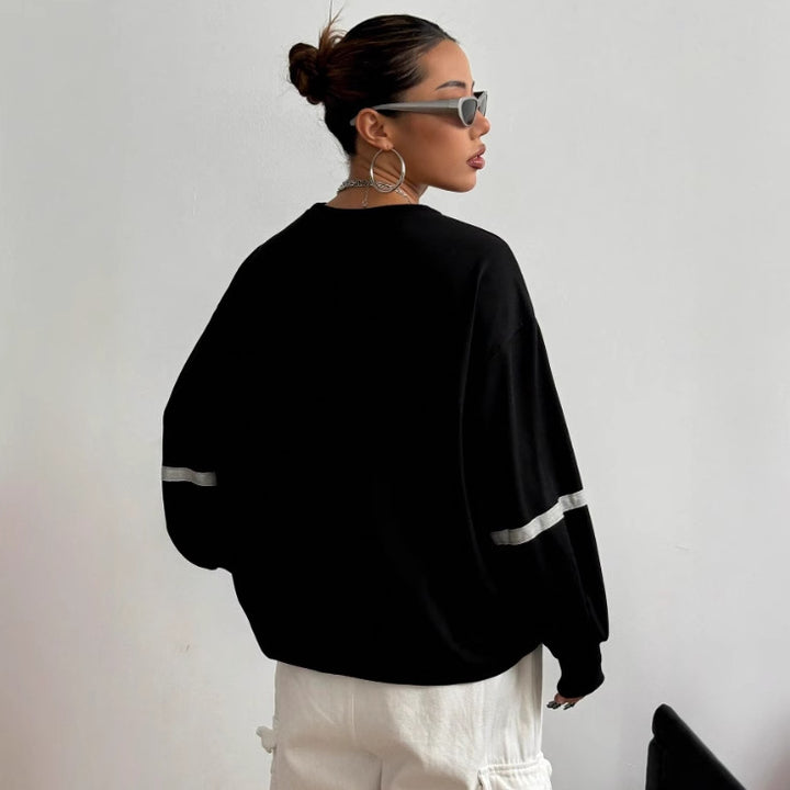 Kvinders Oversized Sweatshirt med Bred Bogstaver og Dekorative Accenter Stilla