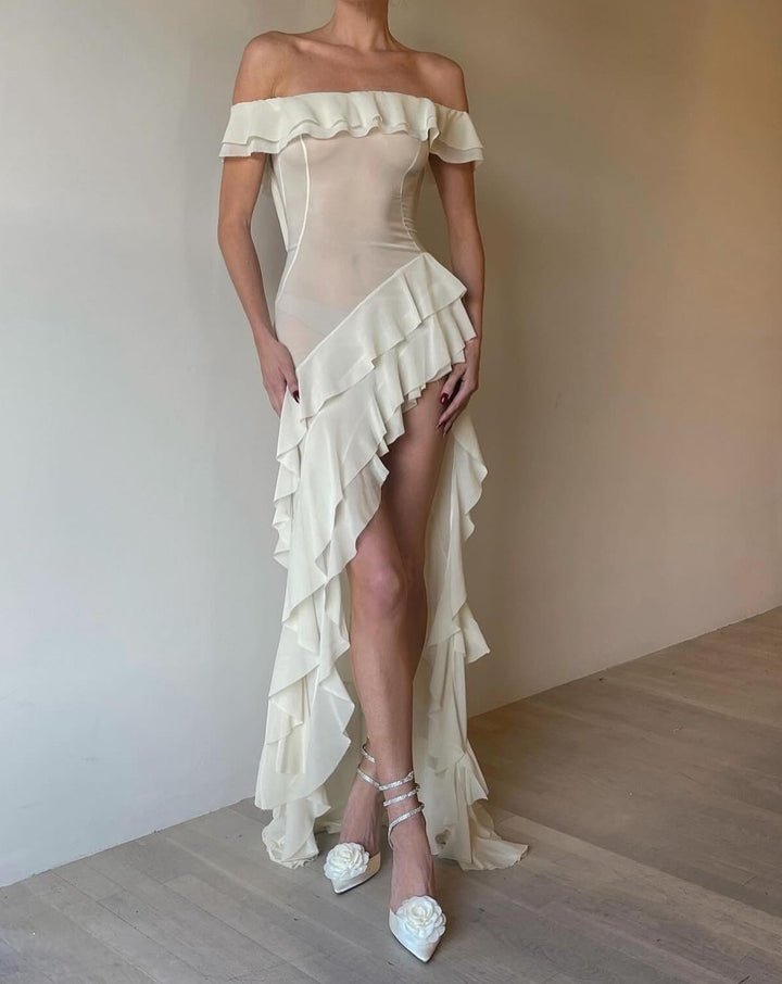 Kvinders aftenkjole med romantiske flæsedetaljer og off-shoulder design