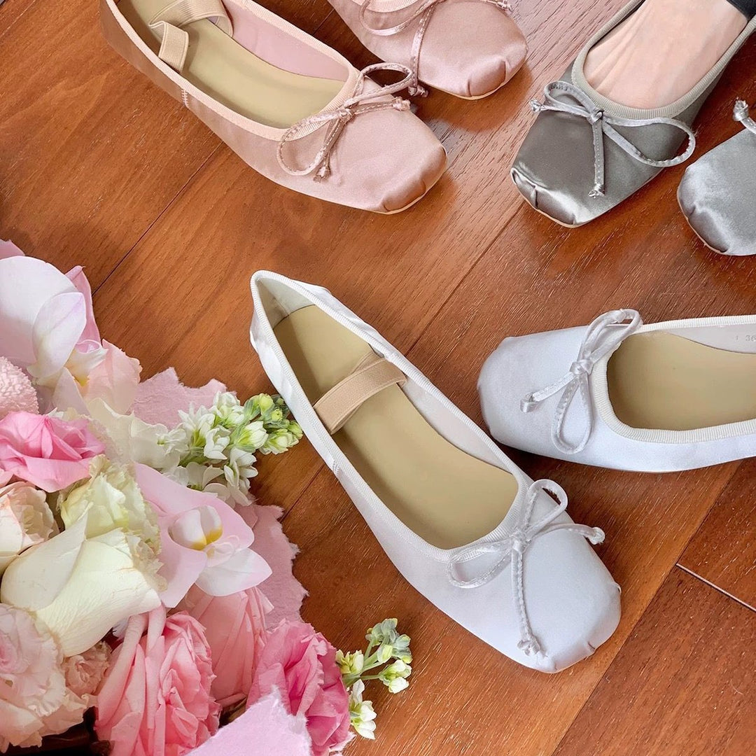 Dame ballerinas med elastiske remme og moderne sløjfeaccent Stilla