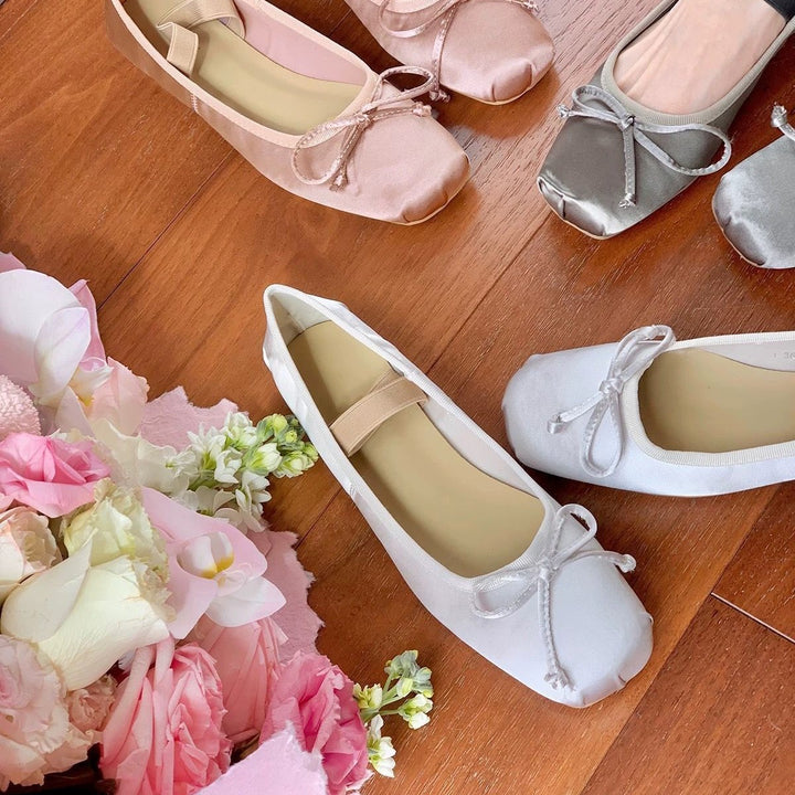 Dame ballerinas med elastiske remme og moderne sløjfeaccent Stilla