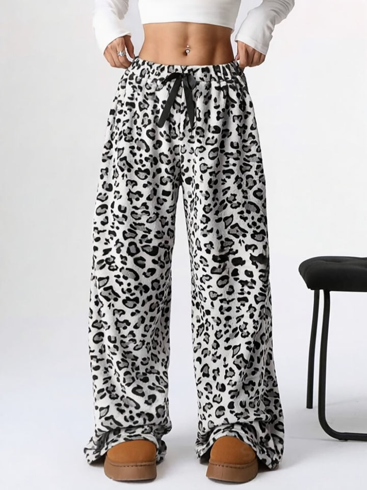 Dame bred fritidsbukser med praktisk elastik og stilmønster af leopard Stilla