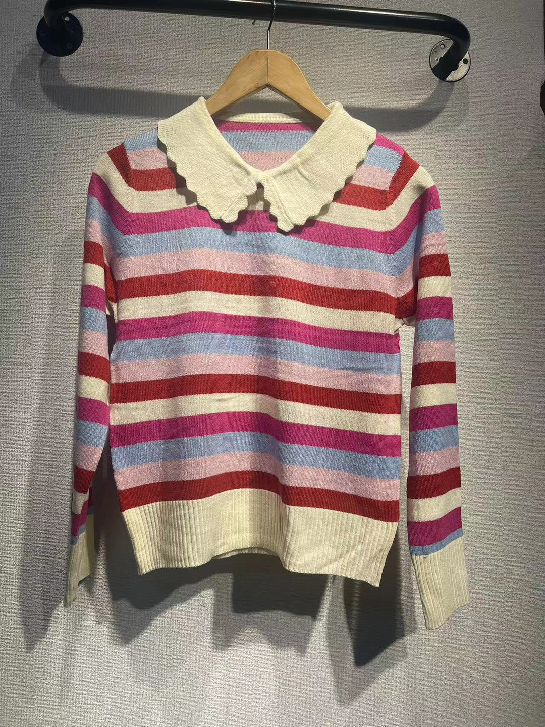 Dame strikpullover med kontraststriber og elegant krave Stilla