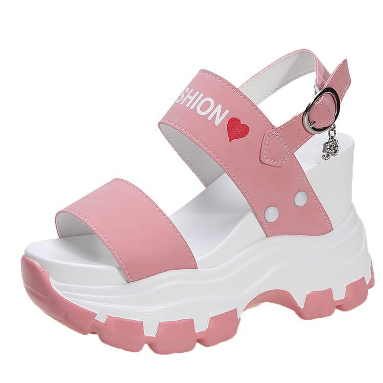 Dame Komfortholdende Plateau-sandaler med brede remme og trendy accent Stilla
