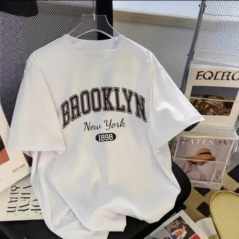 Dame T-shirt med afslappet Brooklyn tryk og minimalistisk pasform Stilla