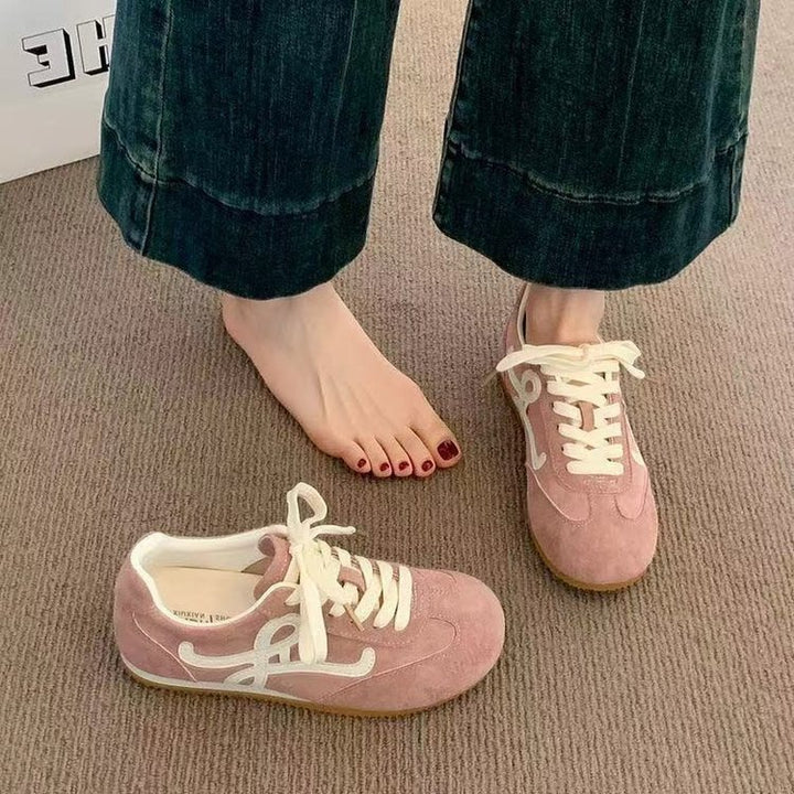 Dame sporty sneakers lavet af blødt ruskind med kontrasterende accenter og dæmpende sål Stilla