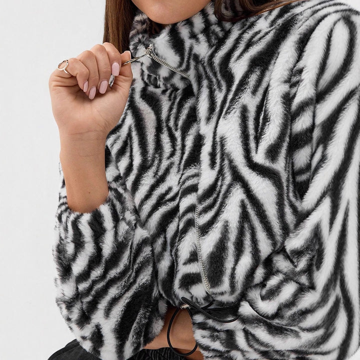 Kvindernes cropped fleecejakke med moderne zebra design og elastiske manchetter Stilla