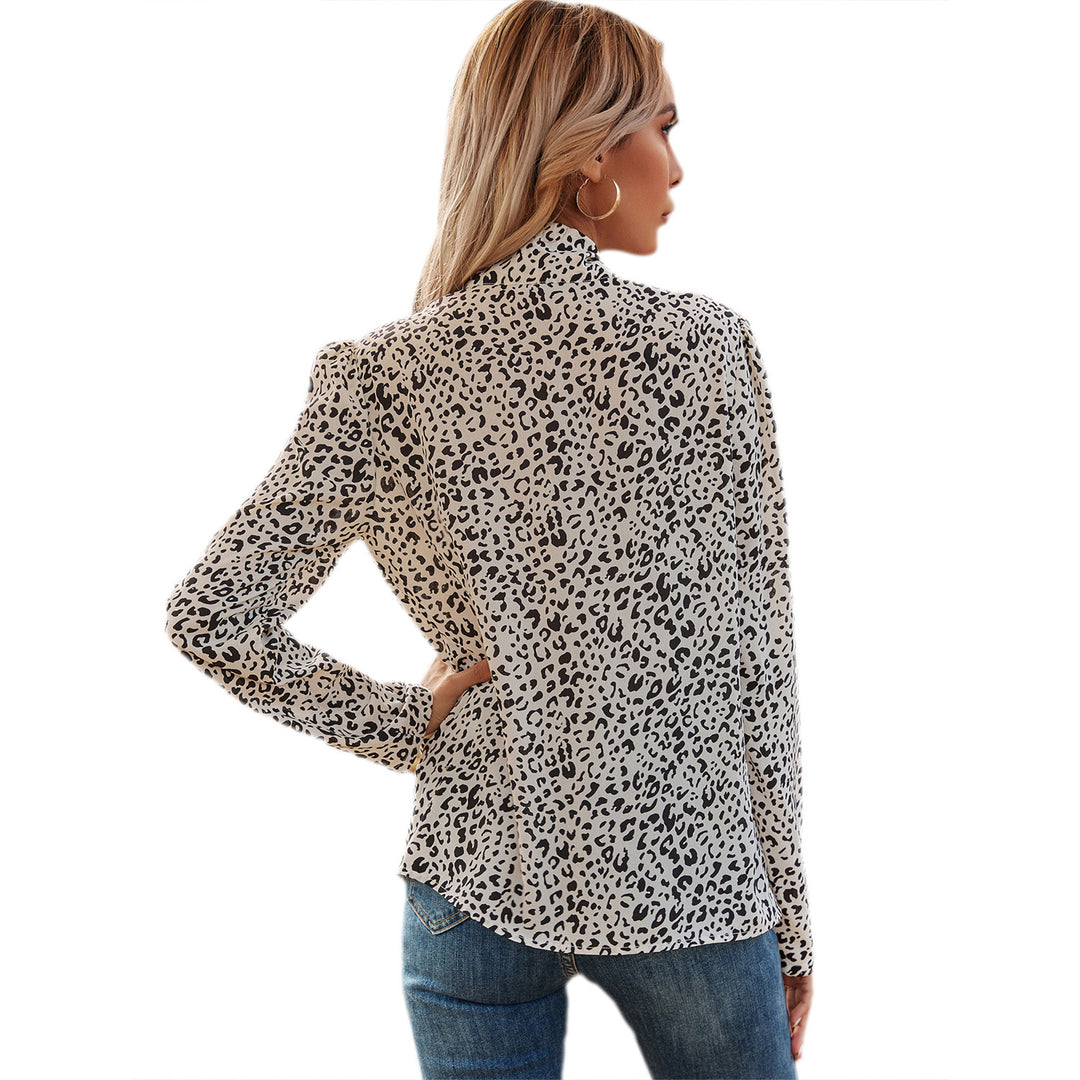 Kvindernes elegante bluse med flæse detaljer og ædel leopard mønster Stilla