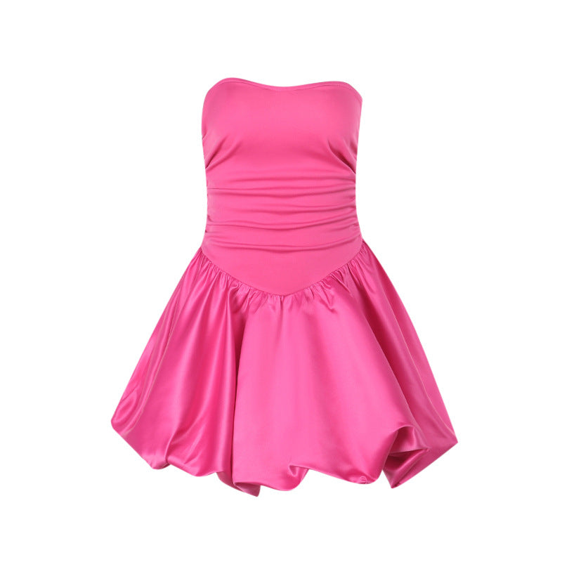 Kvinde kort A-formet kjole med off-shoulder design og glat satin-overflade Skovae