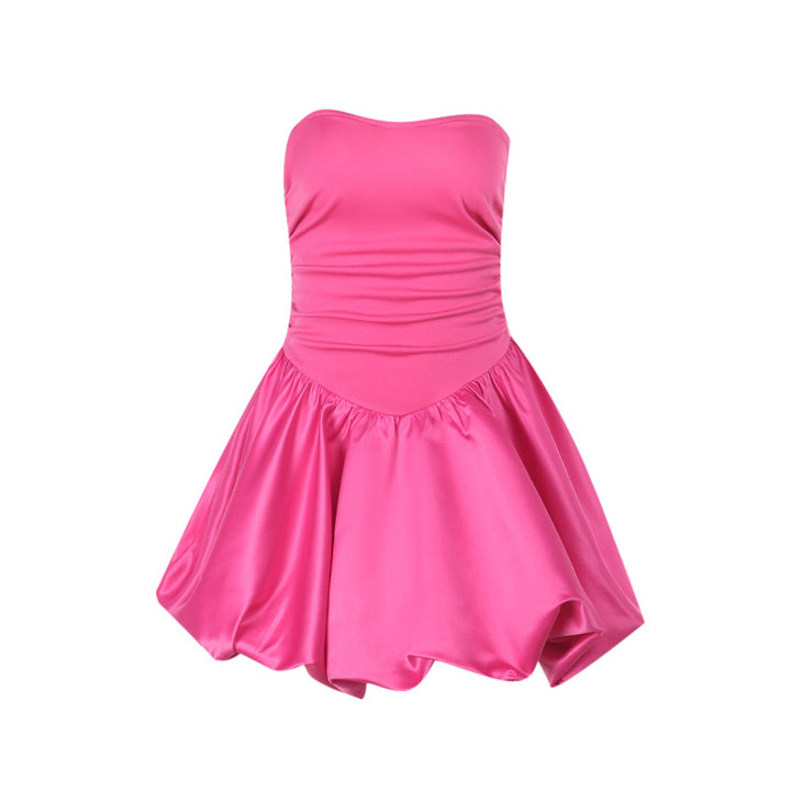 Kvinde kort A-formet kjole med off-shoulder design og glat satin-overflade Skovae