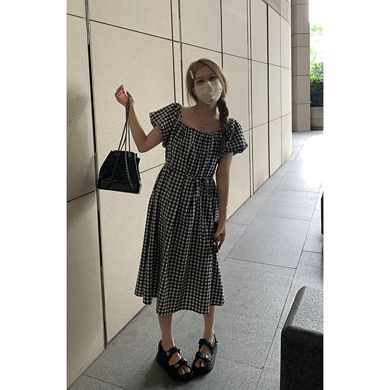 Dame luftig maxikjole med off-shoulder design og moderne volants detaljer Stilla