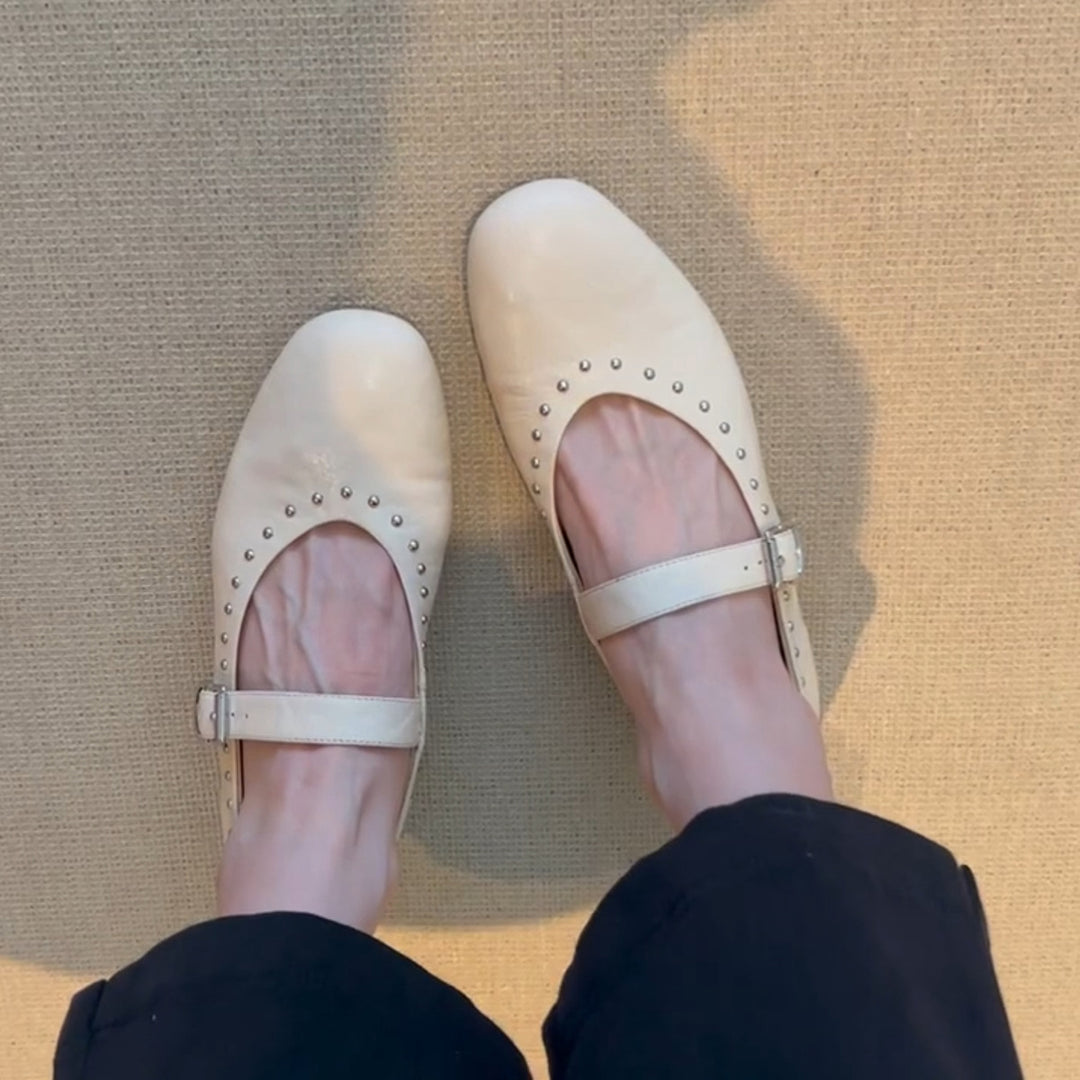 Damer med nitter udsmykkede Mary Jane flats Stilla