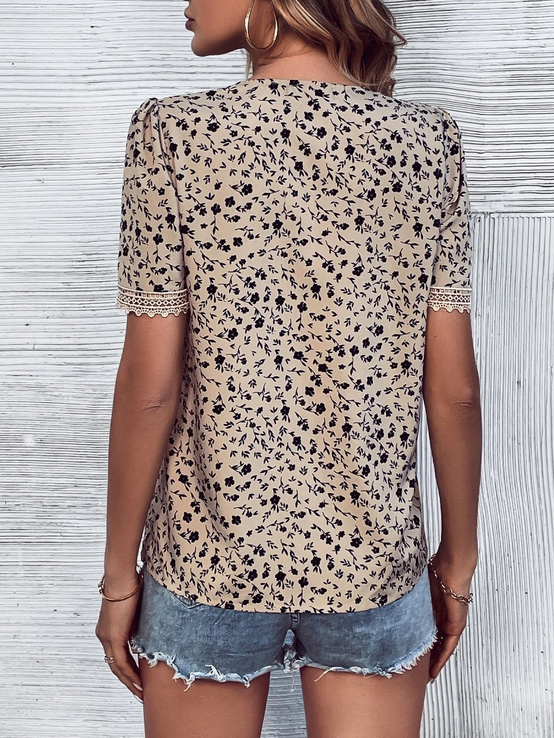 Dame moderigtig bluse med elegant spidsdetalje Stilla