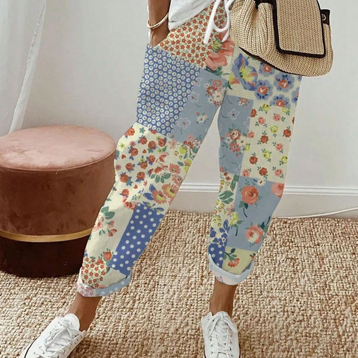 Dame patchwork-bukser med florale mønstre og afslappet snit Stilla