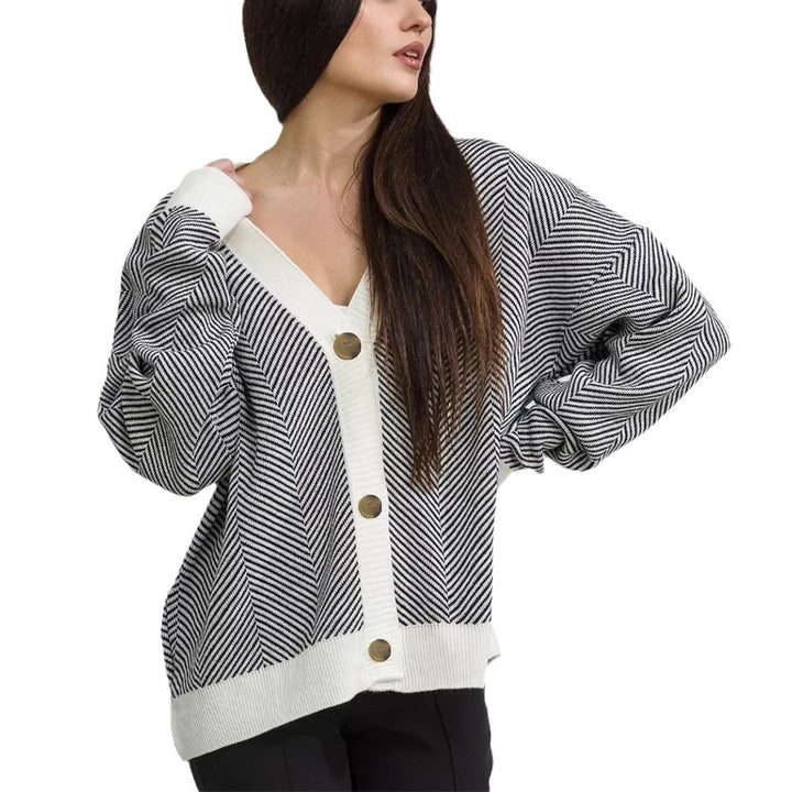 Kvinders fashionable strikket cardigan i chevron mønster med elegant knaplukning Stilla