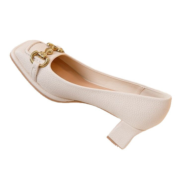 Femme Elegante Chunky-hæle-pumps med dekorativt guld kæde-detalje Stilla