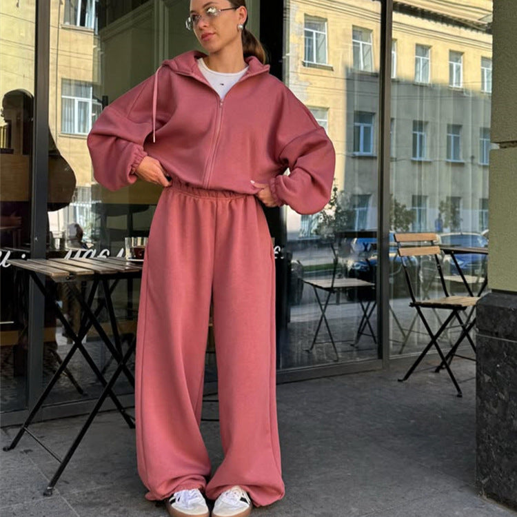 Kvinders sporty fritidsdragt med en løs pasform og elastiske detaljer Skovae