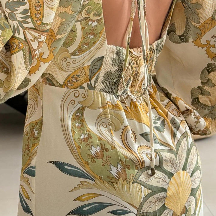 Dame maxi kjole med detaljeret blomsterdesign og dyb V-hals