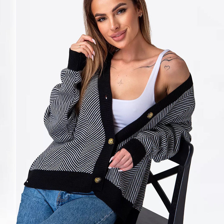Kvinders fashionable strikket cardigan i chevron mønster med elegant knaplukning Stilla