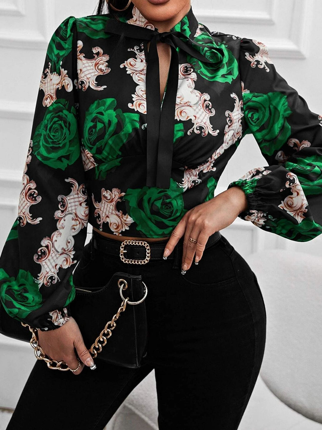 Damebluse med sløjfekrave og blomstret design Stilla