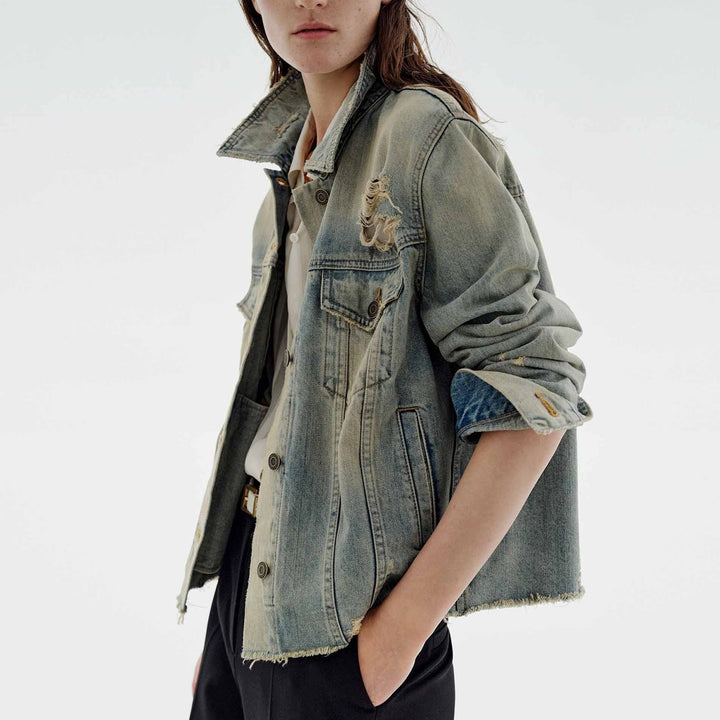 Dame mode denimjakke i vintage-stil med afslappet snit og frynset detaljer Skovae