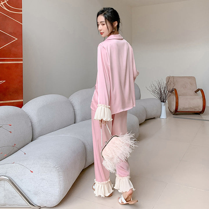 Dame luksuriøst satin pyjamadsæt med flæse-detaljer Stilla