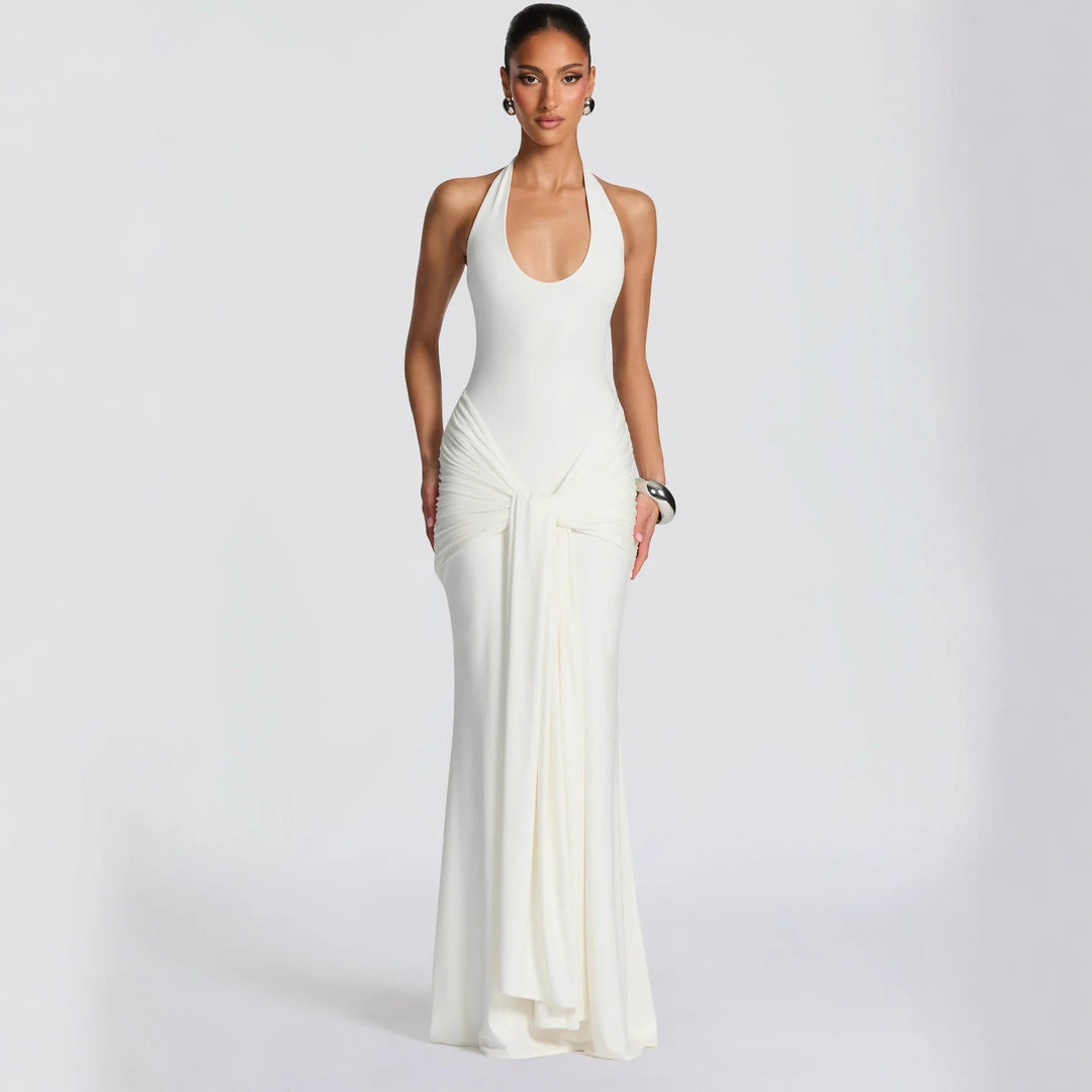 Dame maxikjole med elegant halterneck og raffinerede draperinger Skovae