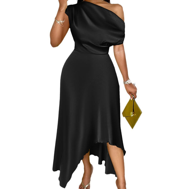 Dame asymmetrisk aftenkjole med afslappet one-shoulder-design og flydende snit Stilla