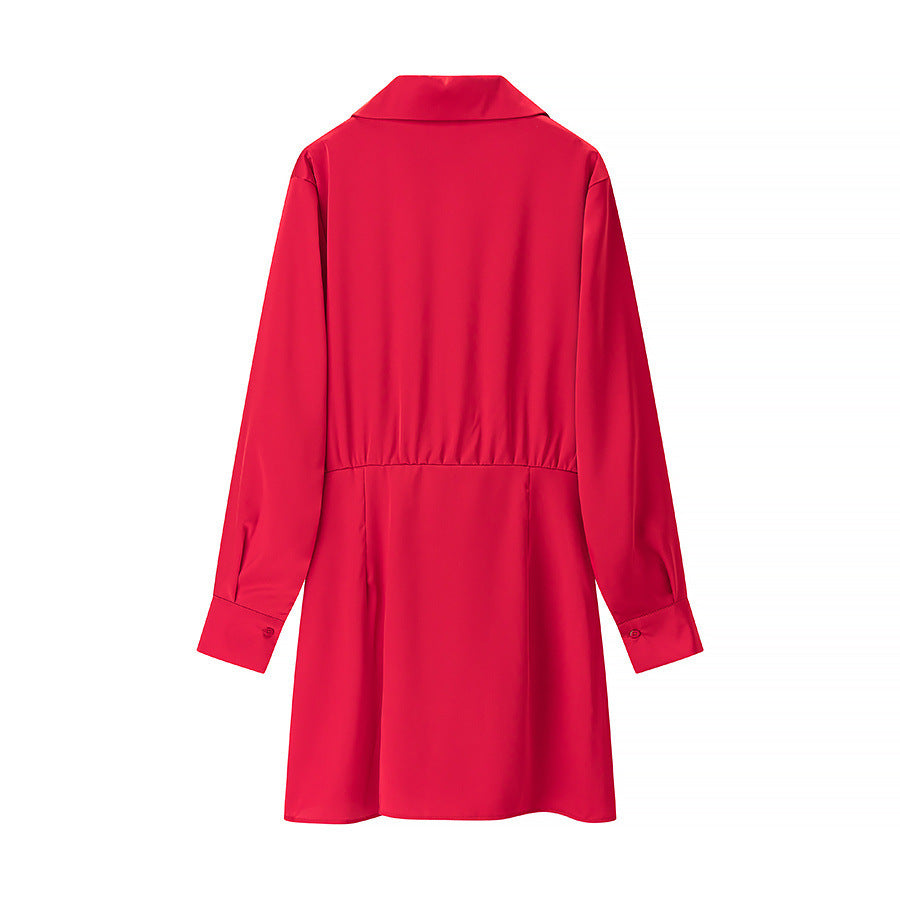 Dame indpakningsblusekjole med elegant drapering og moderne krave Stilla