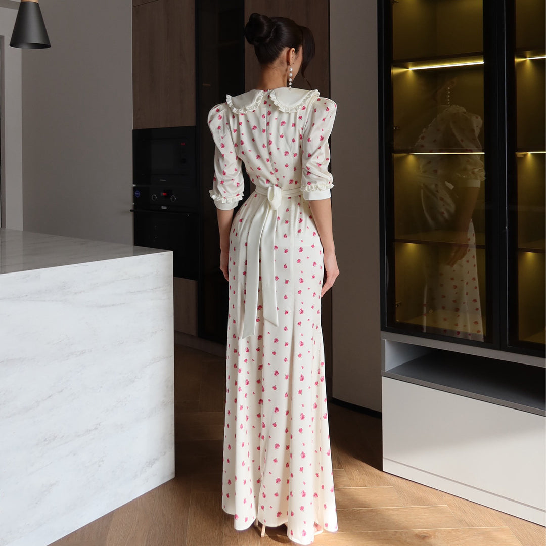 Damer maxi kjole med elegant krave trim og blomstrede accenter