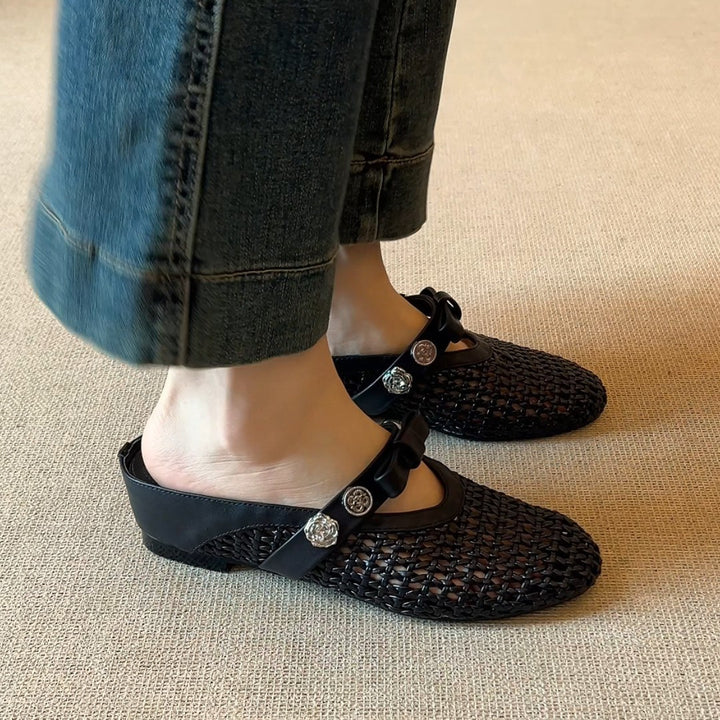 Femme Mesh Slip-On Mules med dekorativ sløjfe- og knapdetalje Stilla