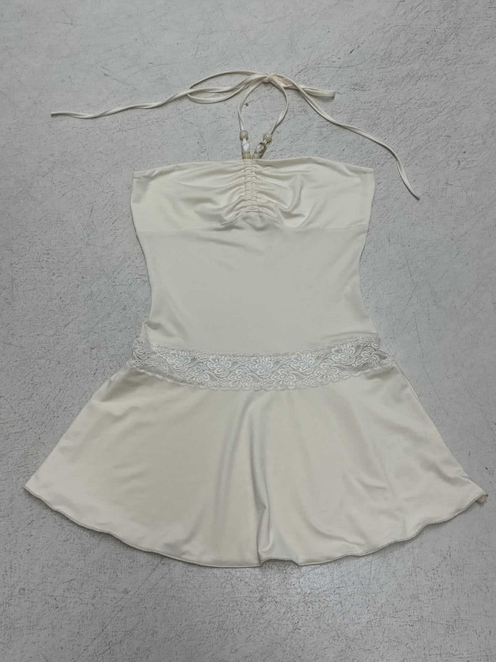 Dame jumpsuit med elegant snøre detaljer og floral accent Skovae