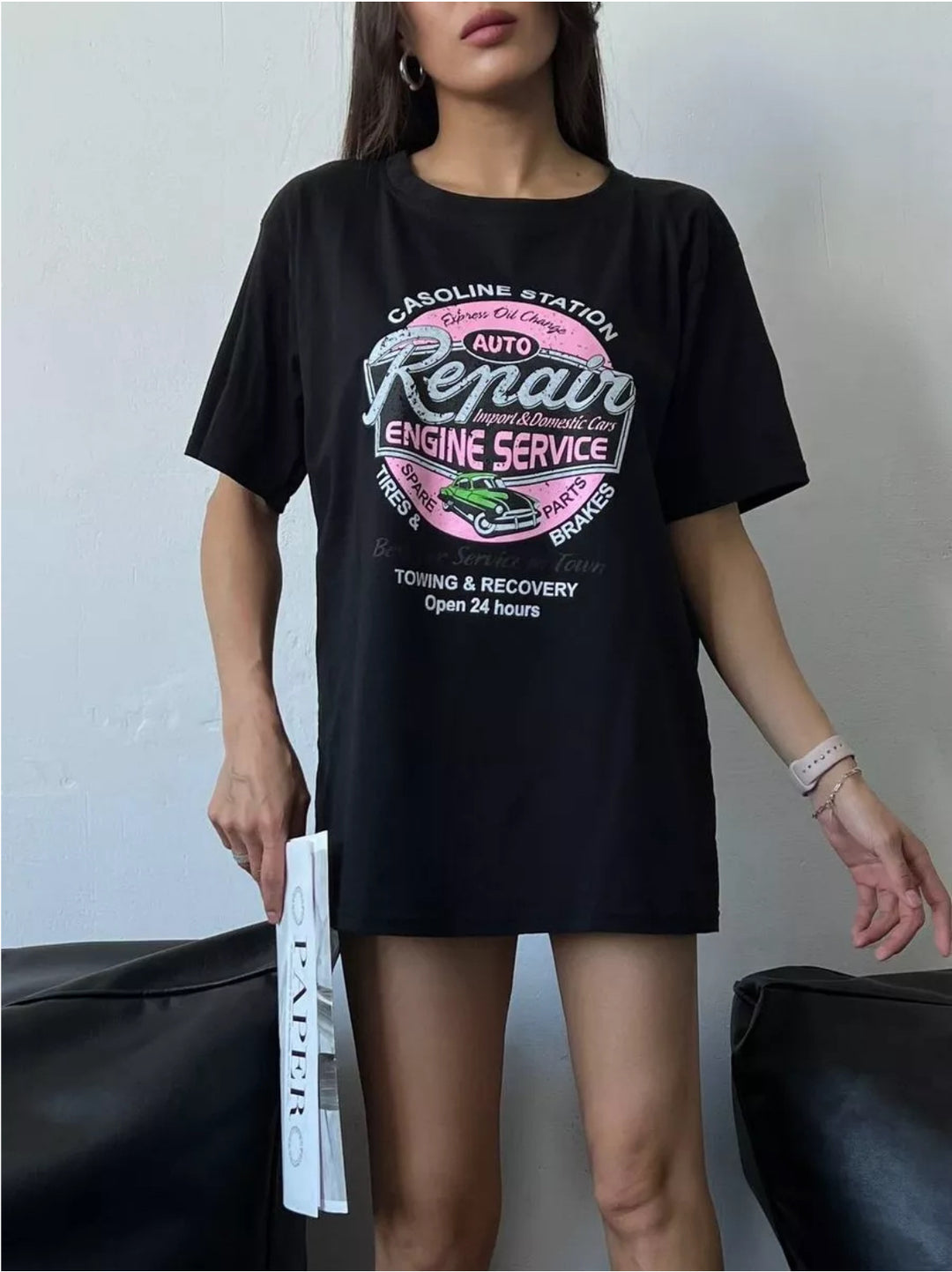 Dame T-shirt med kreativ bil-service-design og afslappet pasform Stilla