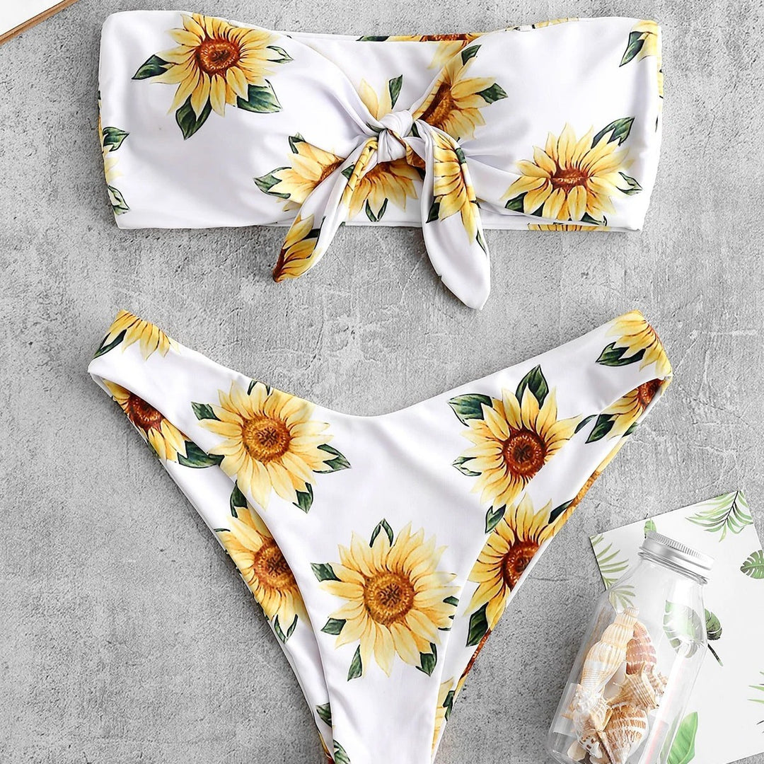 Dame bandeau-bikini med blomstermotiv og praktiske knuder Skovae