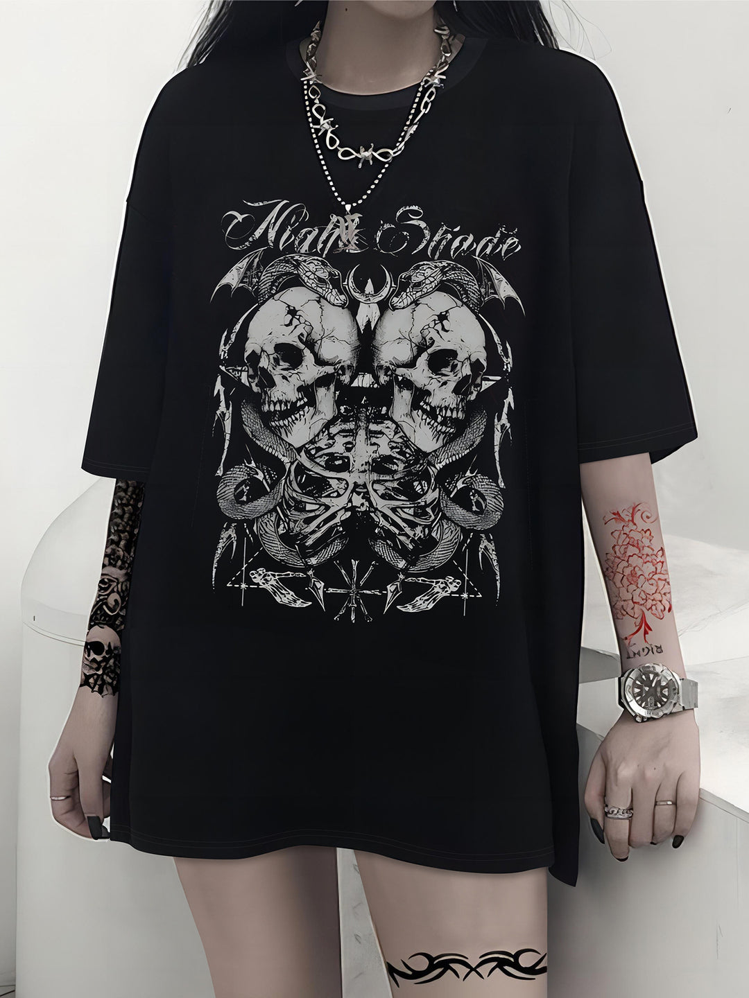 Dame T-shirt med kunstnerisk skeletmotiv og unikt tryk Skovae