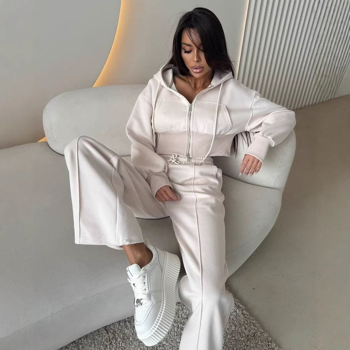 Kvindernes sporty to-delt sæt med cropped hoodie og løse joggingbukser lavet af elastisk materiale