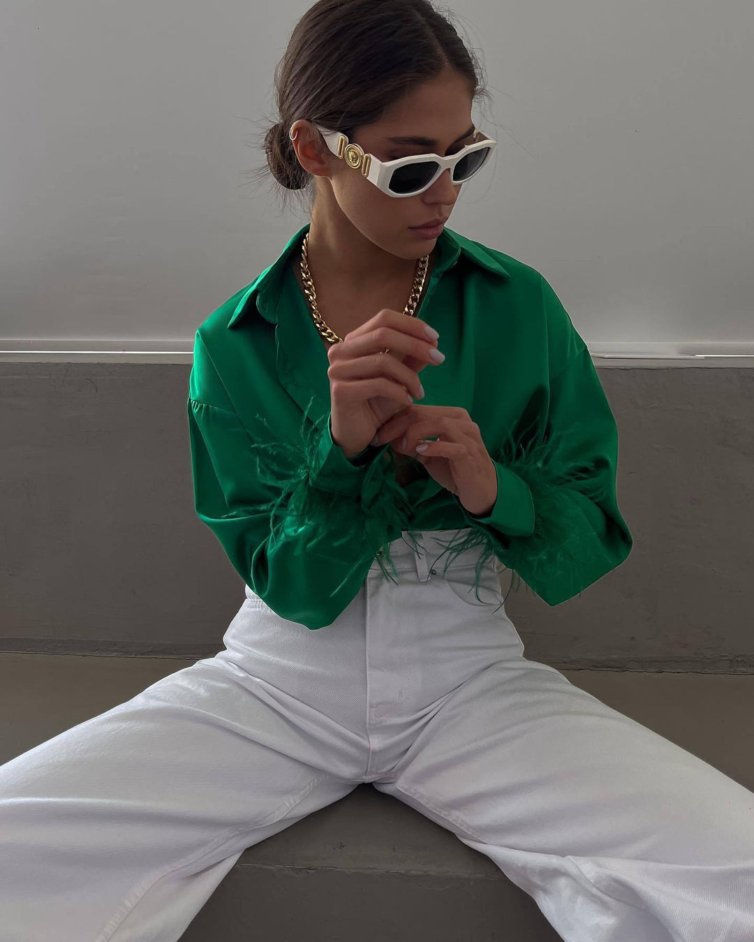 Dame Satin Bluse med elegante Fjer Stilla