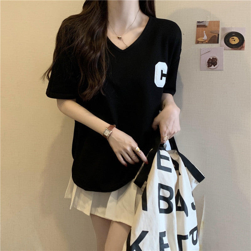 Femme Oversized V-Hals Grafik T-Shirt med Sideslids Stilla