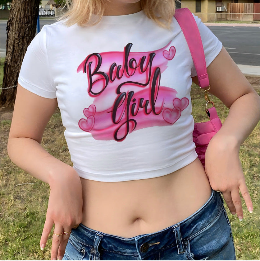 Dame Crop-Top med kreativ grafisk design og moderne skrift Skovae