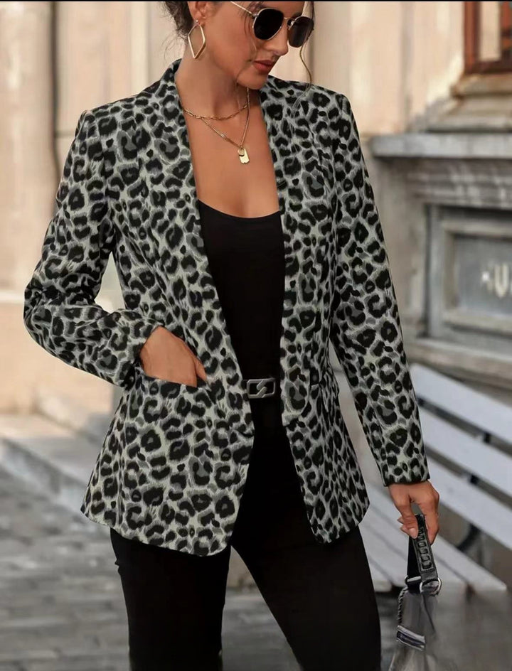 Dameblazer med moderne leopardmønster og elegant snit Stilla