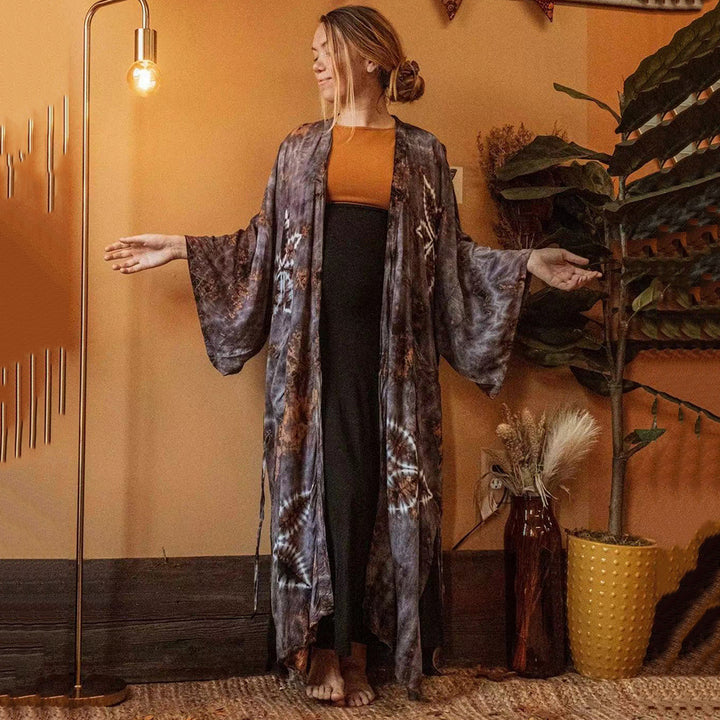 Dame moderigtig Kimono med unikt batikdesign og bred pasform Stilla
