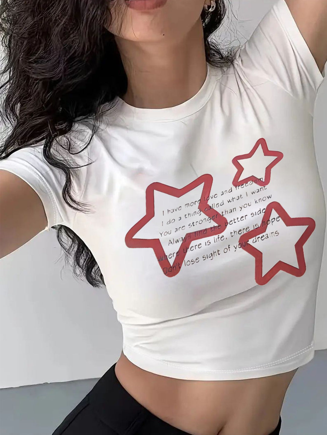 Dame Crop-T-Shirt med animalistisk læbe motiv og iøjnefaldende skrift Skovae