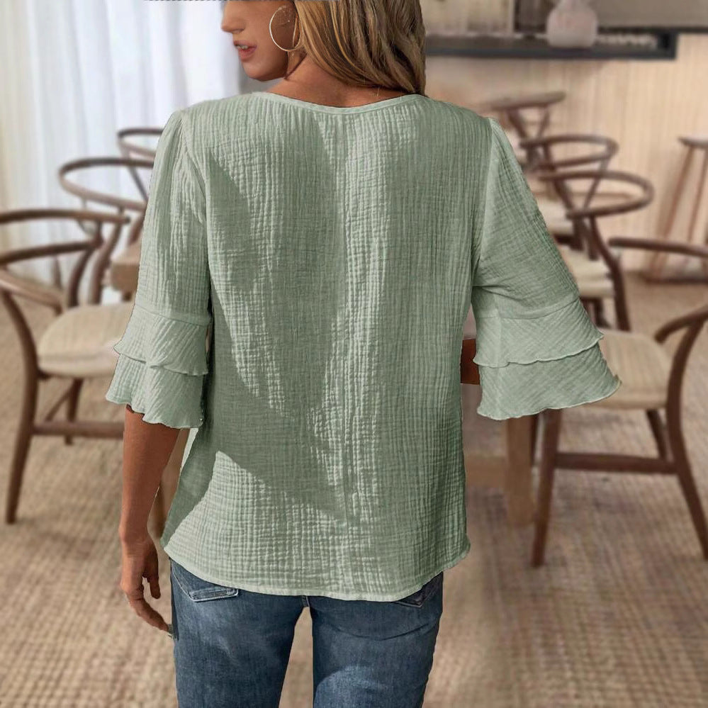 Damebluse med flæsekant og V-hals Stilla