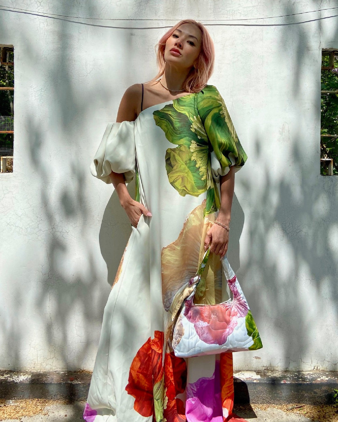 Dame Elegante Maxikjole med Blomsterprint og Asymmetrisk Ærmer Stilla