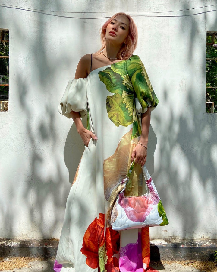 Dame Elegante Maxikjole med Blomsterprint og Asymmetrisk Ærmer Stilla