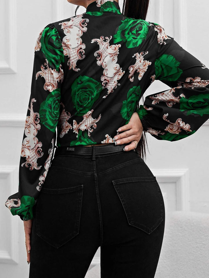 Damebluse med sløjfekrave og blomstret design Stilla