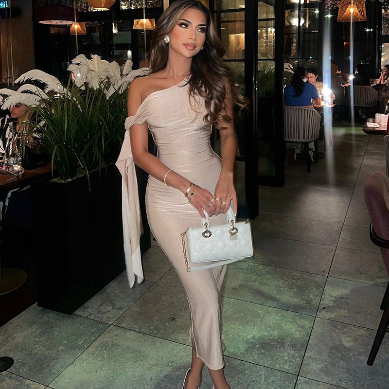 Dame Elegant One-Shoulder-Kjole med tætsiddende silhuet og lange ærmer Skovae
