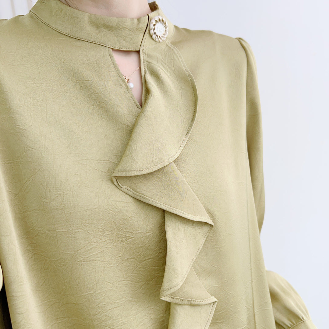 Damebluse med flæsedetaljer og elegante knapper Stilla