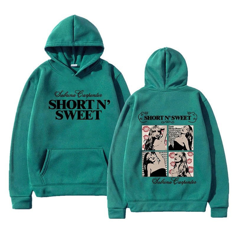 Kvinde hoodie med unikt tegneserie design og kunstnerisk tryk Skovae