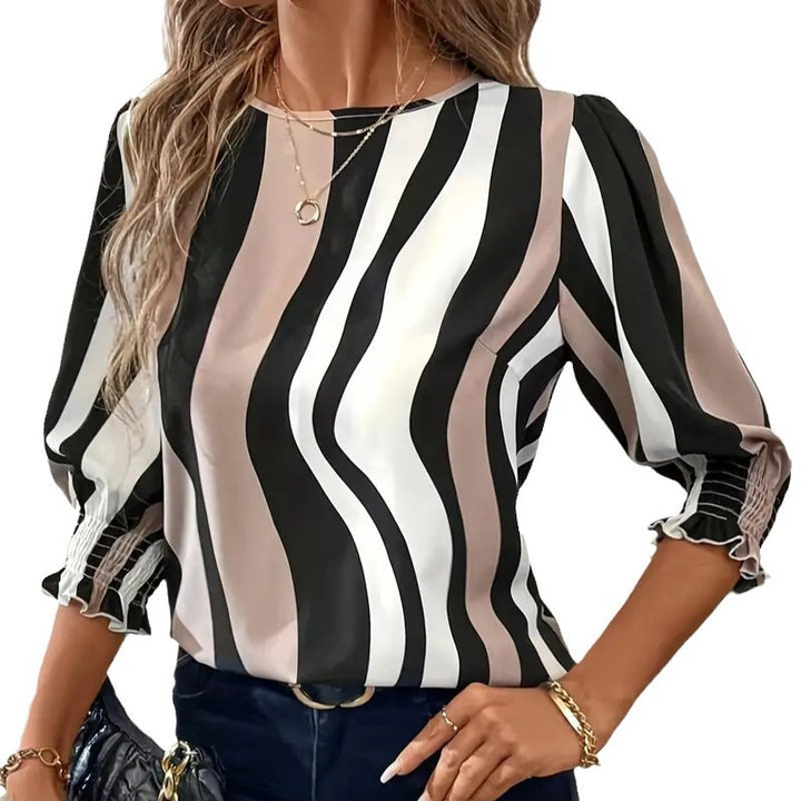 Damebluse med bølgemønster og elegante flæsedetaljer Stilla